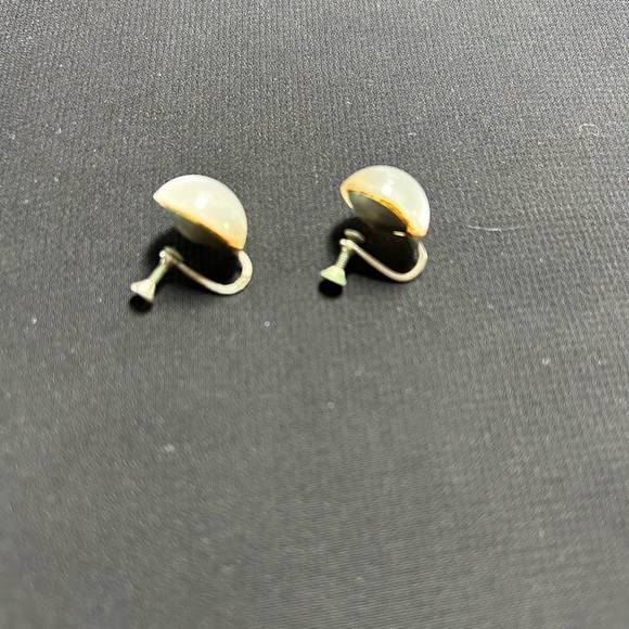 VTG Moon glow Lucite Screw back earrings. Very pretty!! - Picture 6 of 8